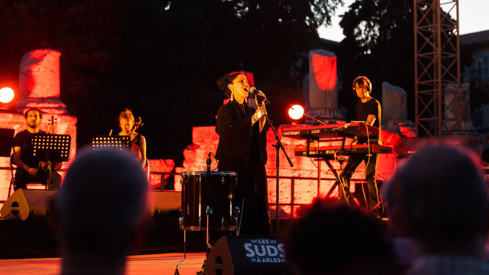 Image sur scène de oumou sangare - Concert à Arles en 2022