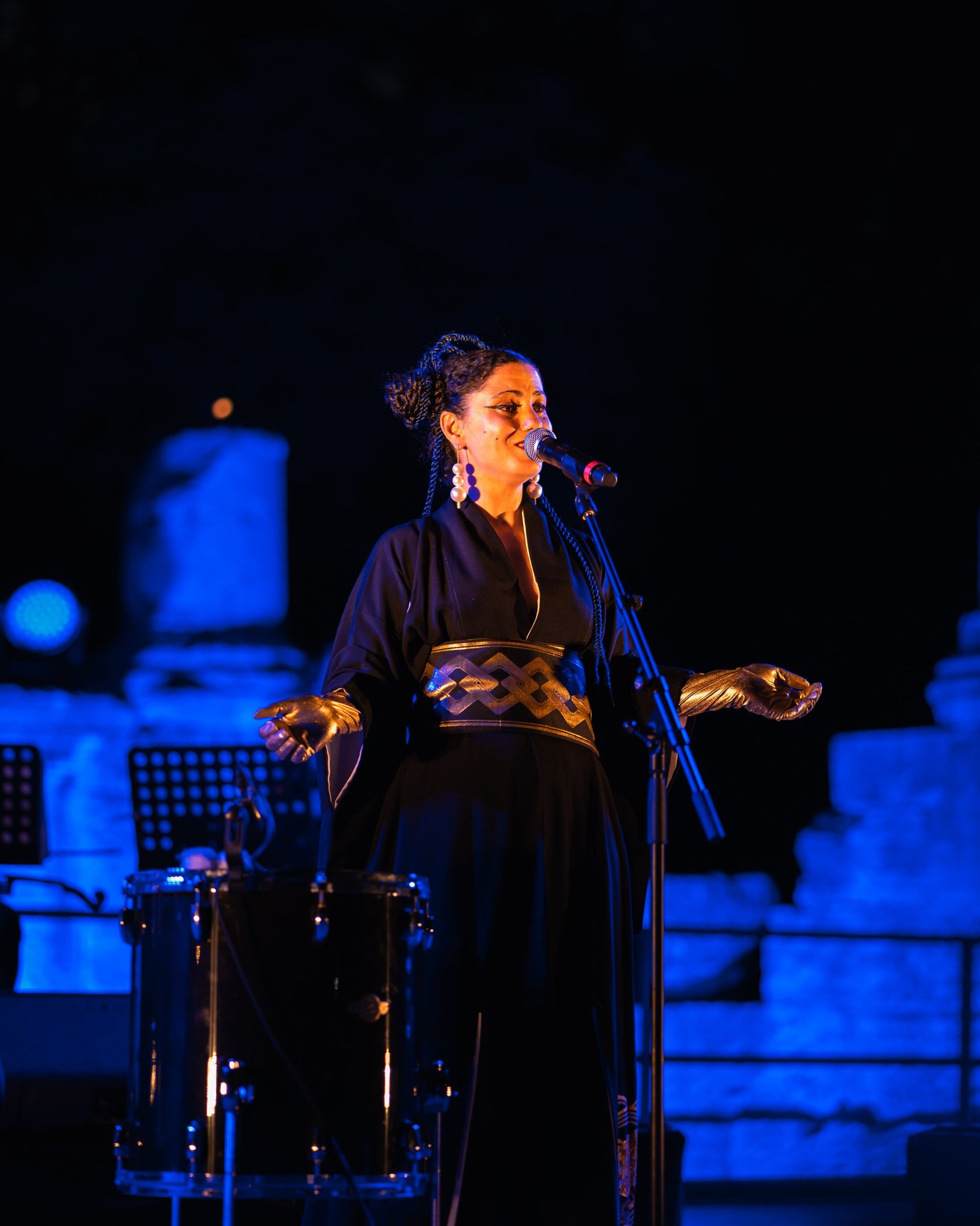 Image sur scène de oumou sangare - Concert à Arles en 2022