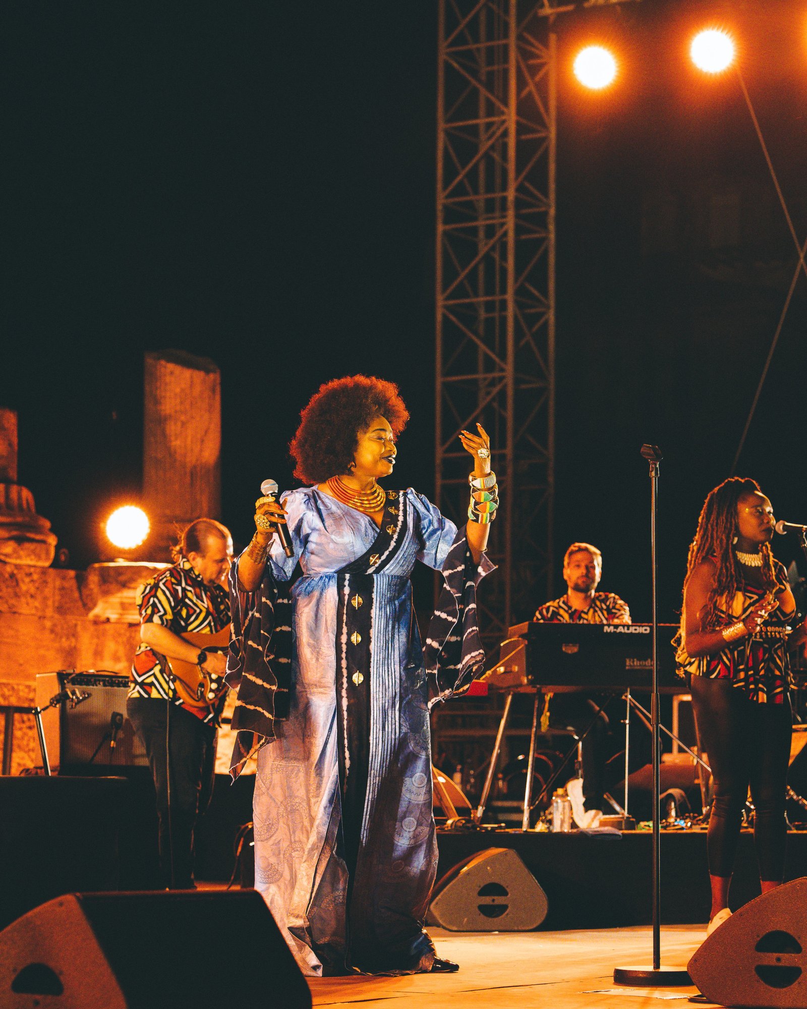 Image sur scène de oumou sangare - Concert à Arles en 2022