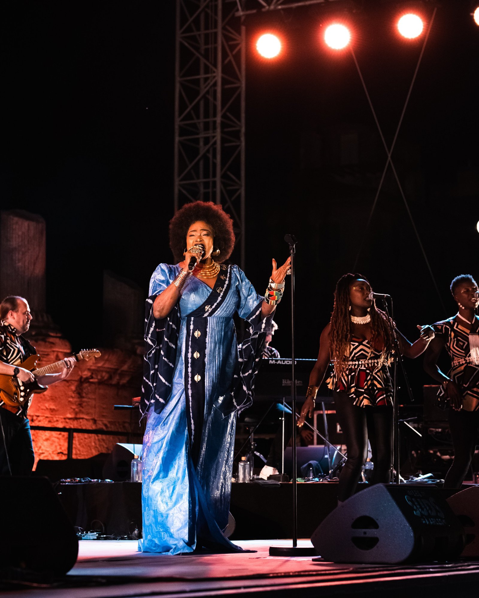 Image sur scène de oumou sangare - Concert à Arles en 2022