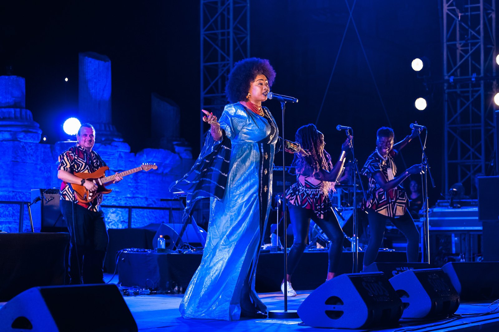 Image sur scène de oumou sangare - Concert à Arles en 2022